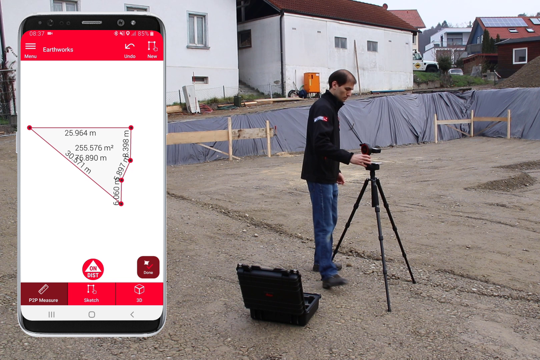 A man measures an excavation with the Leica DISTO X4 laser measure. The results are displayed directly on the smart phone in the DISTO Plan app