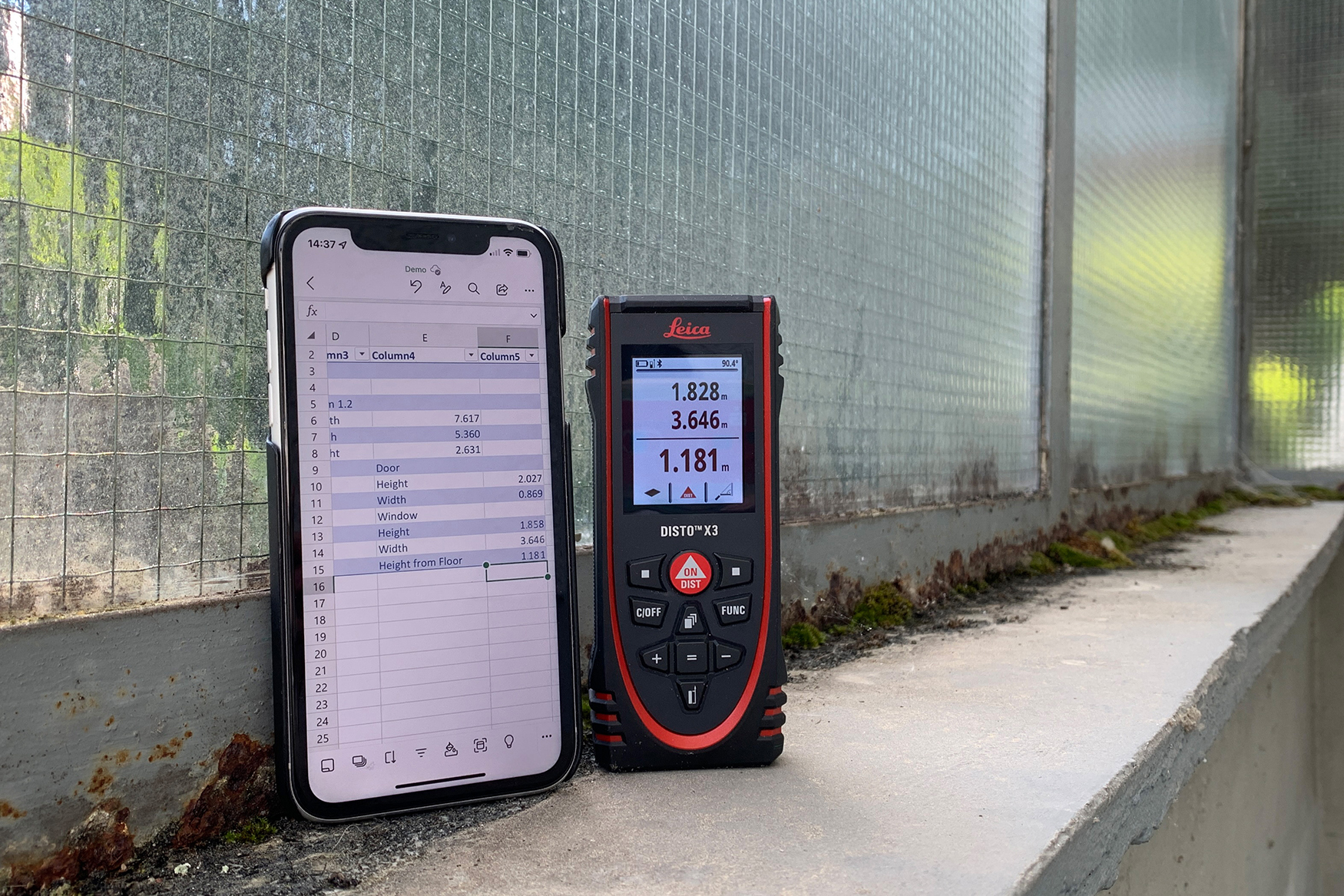Leica DISTO X3 laser measure with measurement results in the display. The same measurement results appear in the table on the smart phone 
