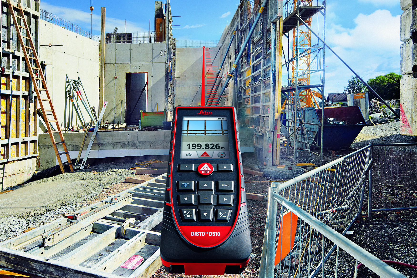 The top edge of a wall is targeted with the Leica DISTO D510. The target appears in the Pointfinder display of the laser measure.