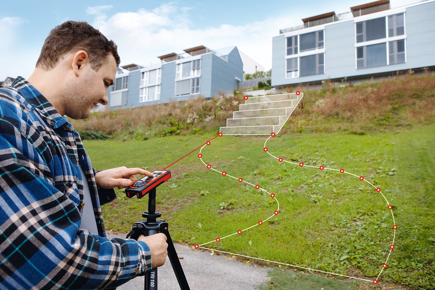 Un hombre utiliza el medidor láser Leica DISTO S910 y la función P2P para medir el curso futuro de un camino a partir de los pasos