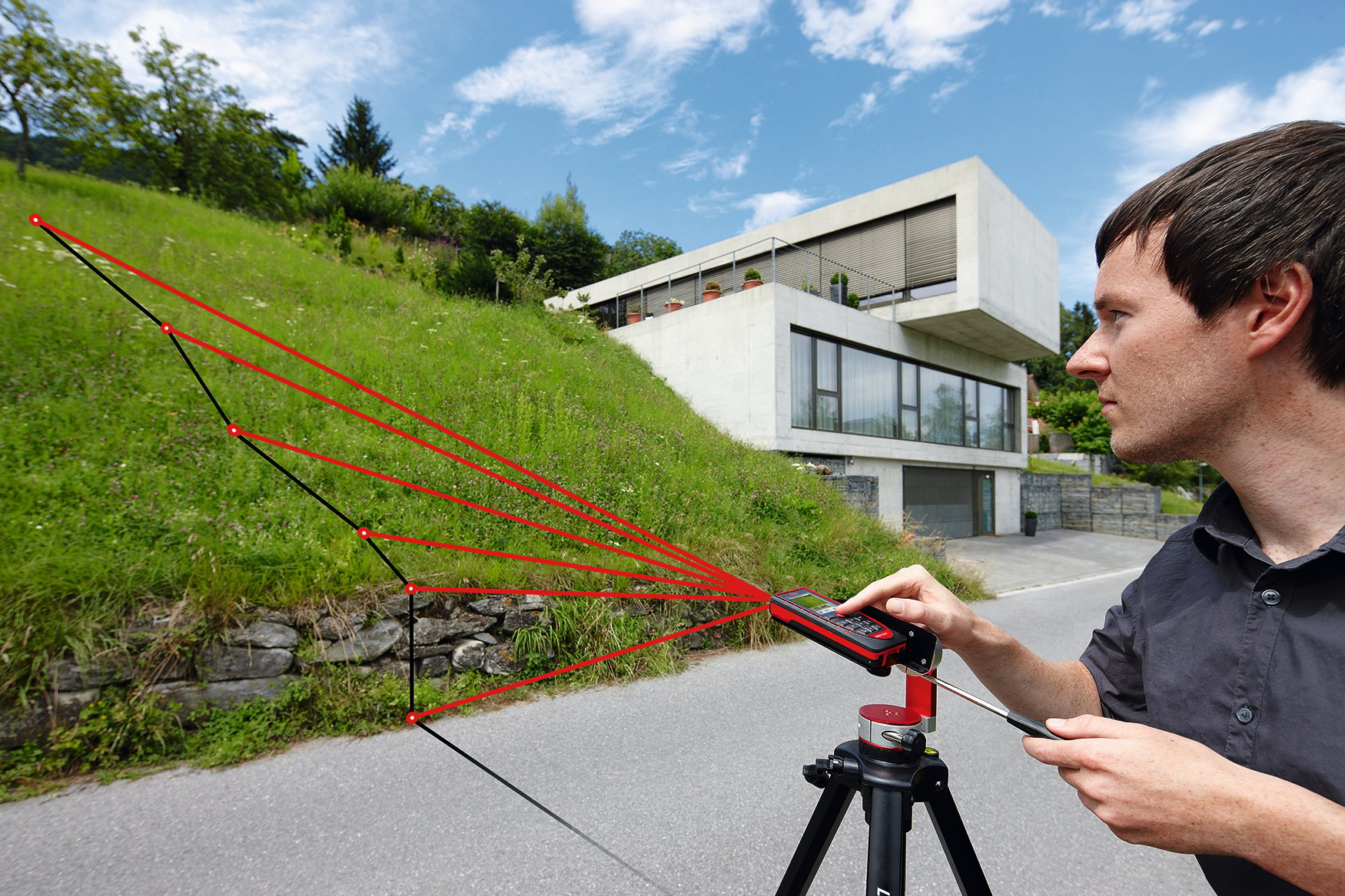 Un hombre utiliza el medidor láser Leica DISTO D510 para medir un perfil de altura