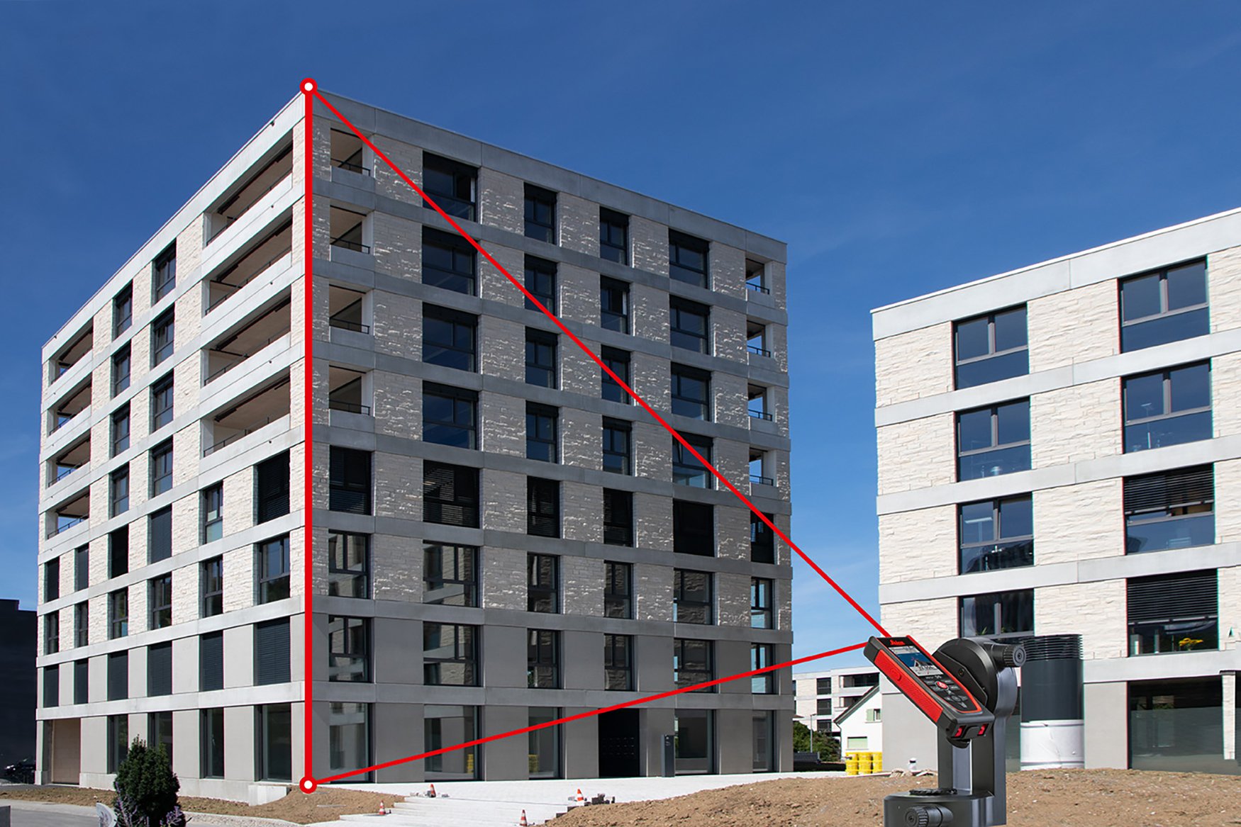 The height of an 8-storey building is measured with the Leica DISTO D5 laser measure on the FTA 360 tripod adapter.
