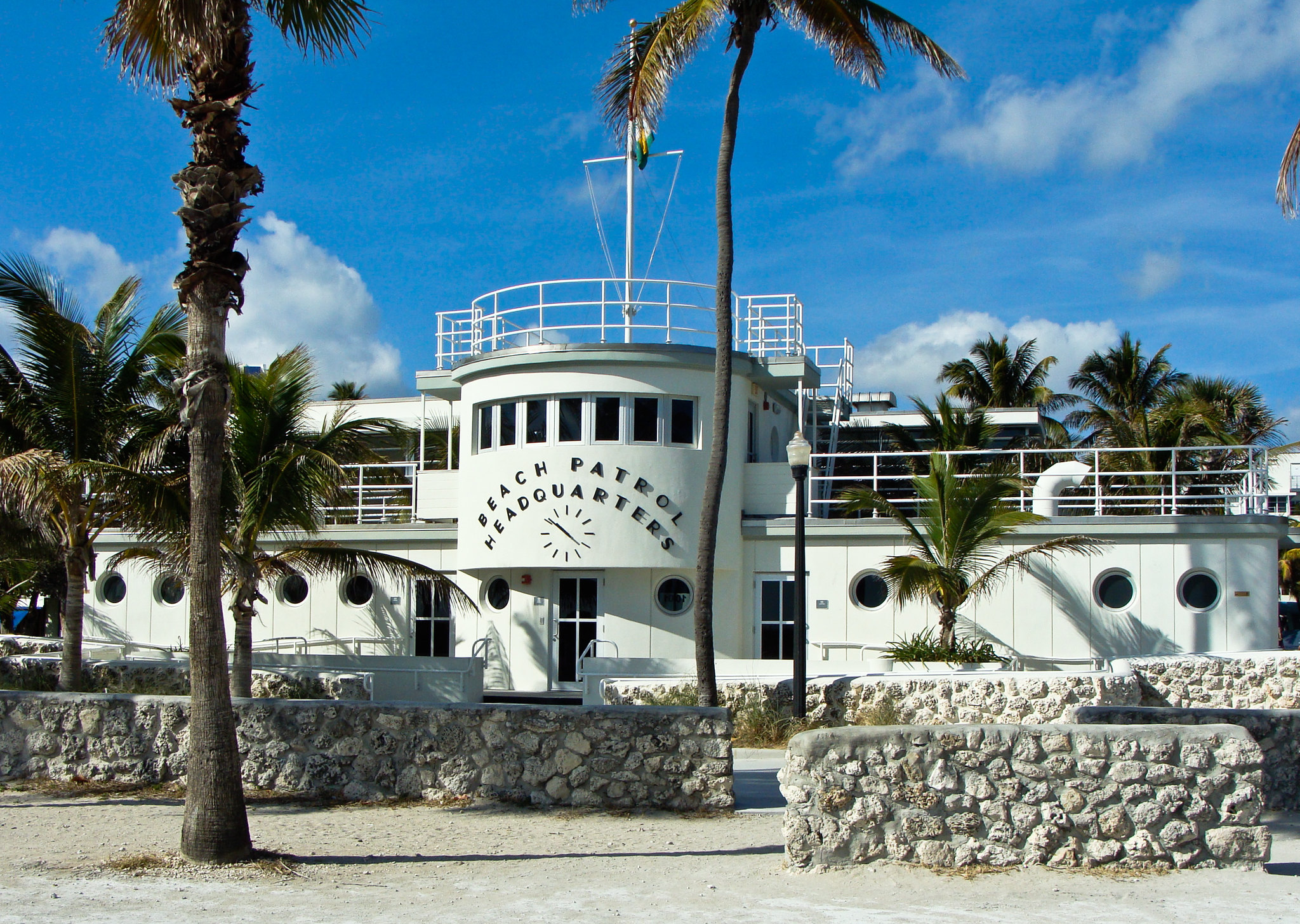 Edificio Art Déco de Miami de color blanco, sede del equipo de rescate marítimo, con el letrero “Beach Patrol Headquarters” en la fachada