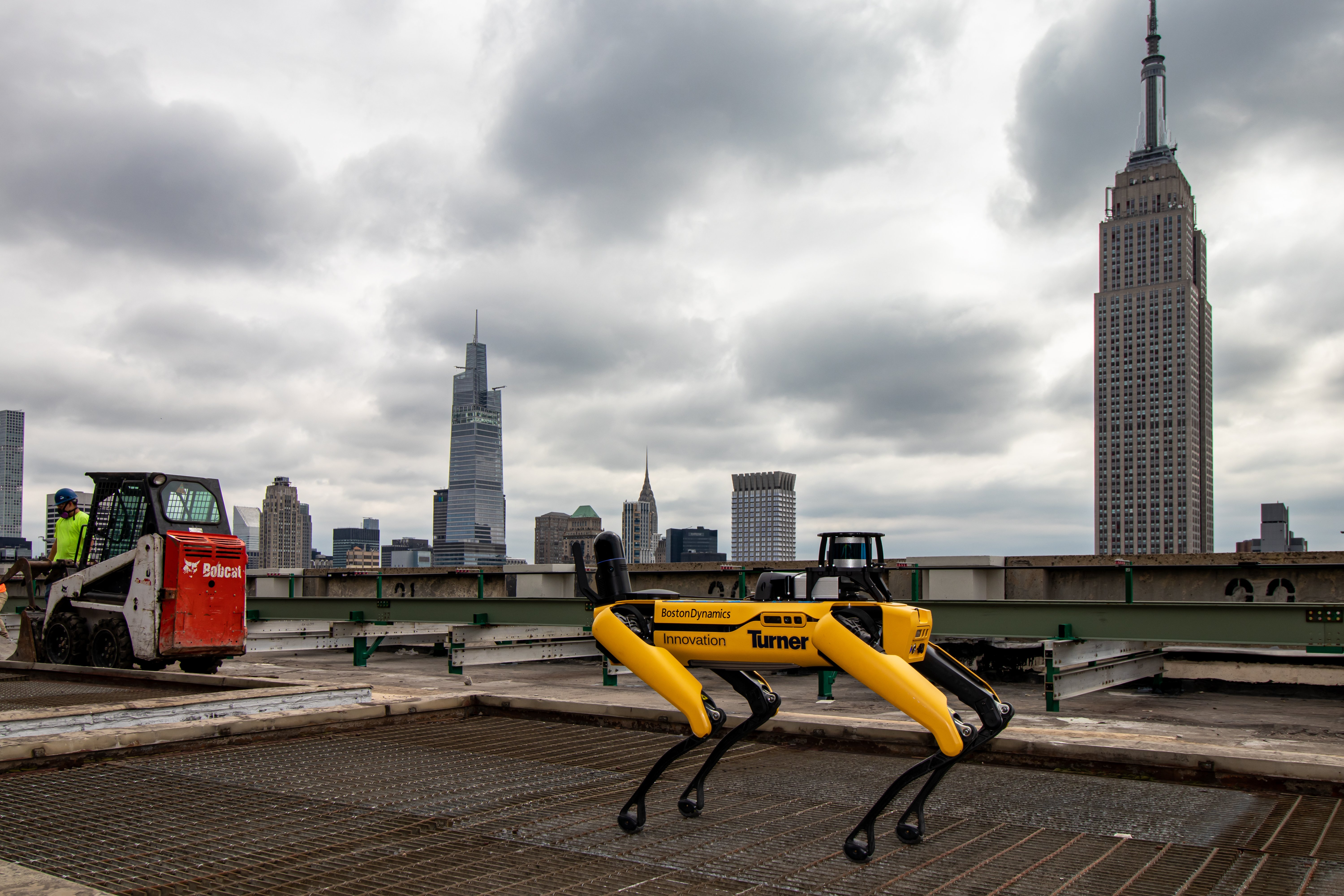 Der BLK ARC und SPOT, der Roboterhund von Boston Dynamics, auf dem Dach eines Gebäudes