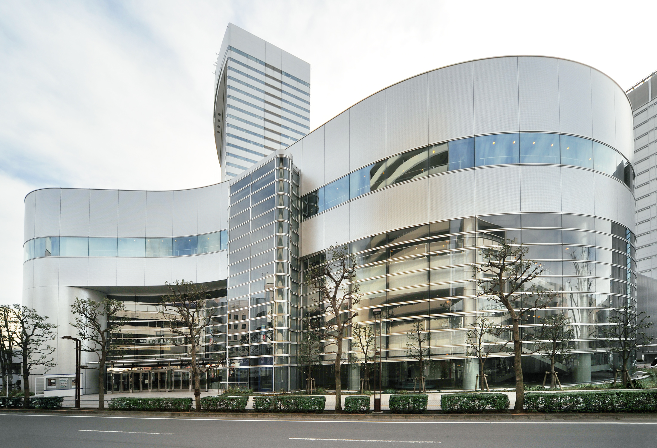 Upon its completion in 1988, Sonic City received the BCS Award for outstanding architectural works in Japan from the Japan Federation of Construction Contractors. The hall building has a large hall that can accommodate 2,500 people, as well as a small hall and international conference rooms.