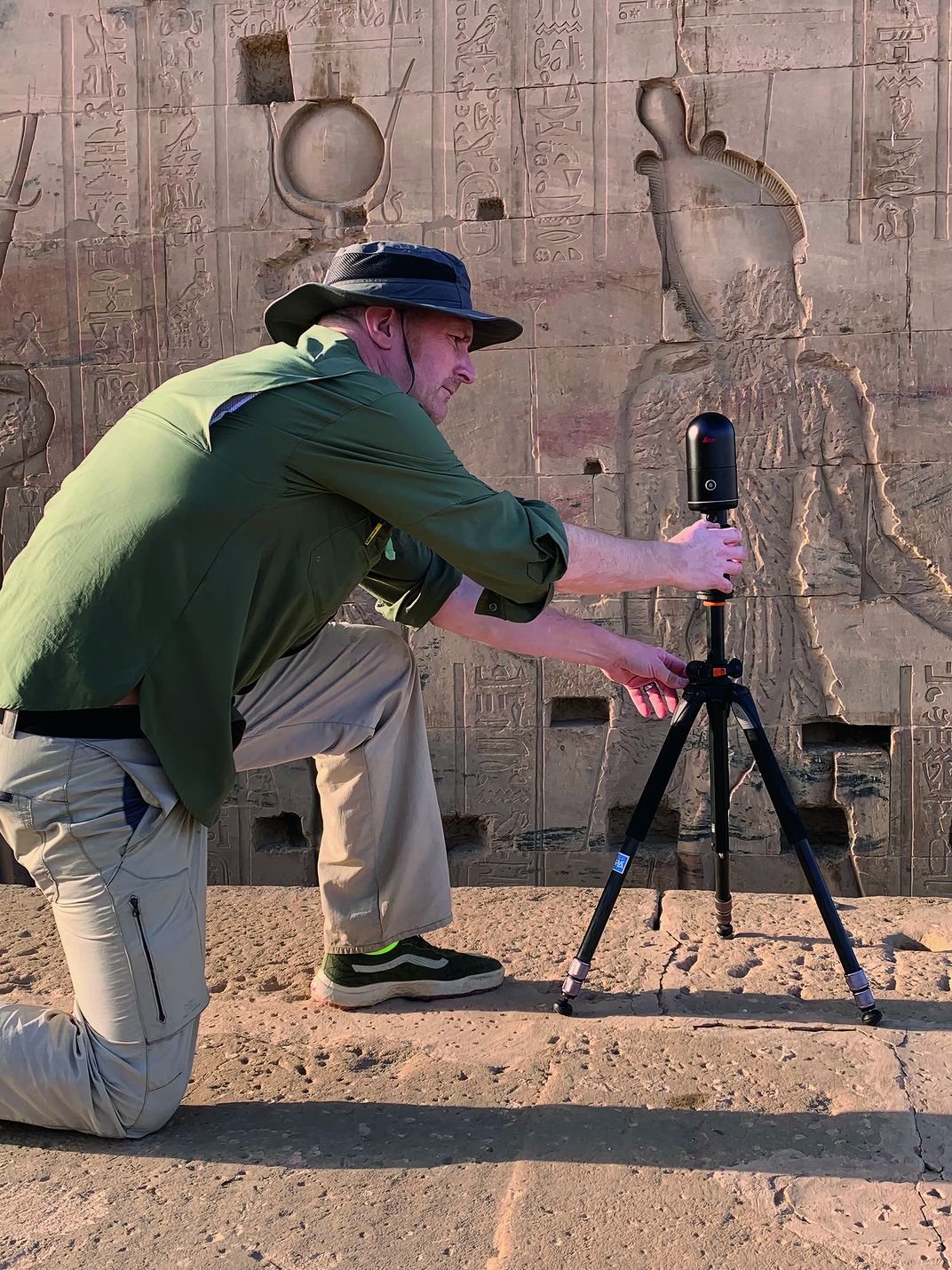 Ein Leica BLK360 scannt den Tempel der Isis
