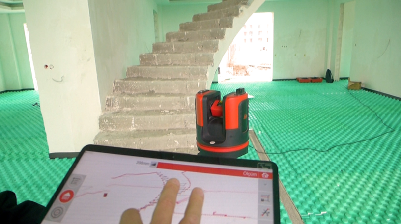 Leica 3D Disto による階段の測定は、タブレットを使用して即時コントロールします。 