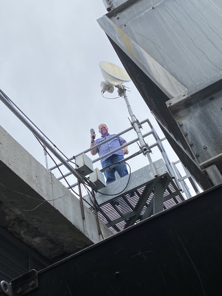 una persona escanea el tejado de un hospital con el BLK2GO