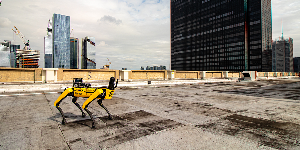 Mobilitätsroboter SPOT von Turner Construction mit BLK ARC auf einem Dach.