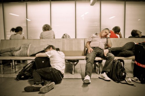 Schlafen auf einer Bank in einem Flughafen