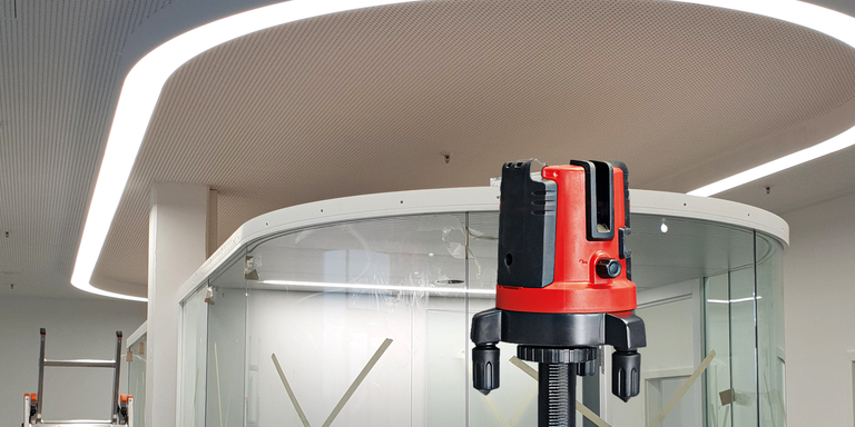 Leica Lino L4P1 on a stand
