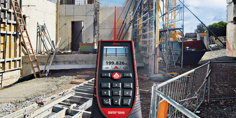 The top edge of a wall is targeted with the Leica DISTO D510. The target appears in the Pointfinder display of the laser measure.