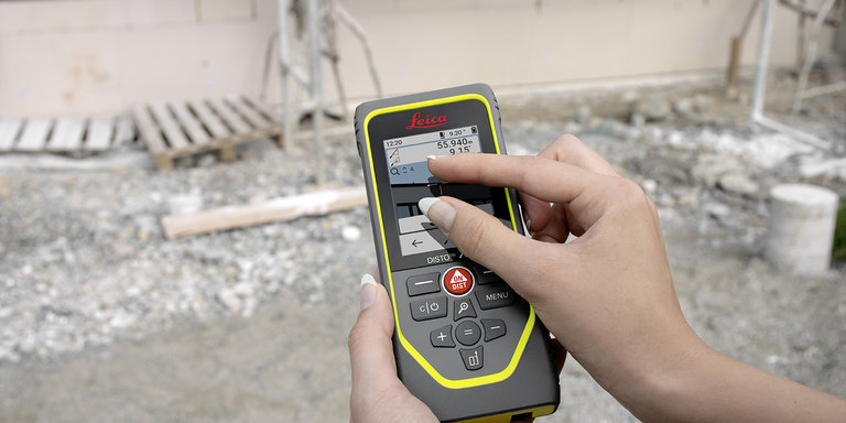 Two fingers show how easy it is to operate the Leica DISTO X6 laser measure using standard gestures on the touchscreen 
