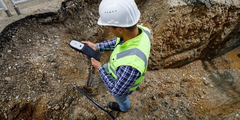Individual utilizing the Leica FLX100 at a site 