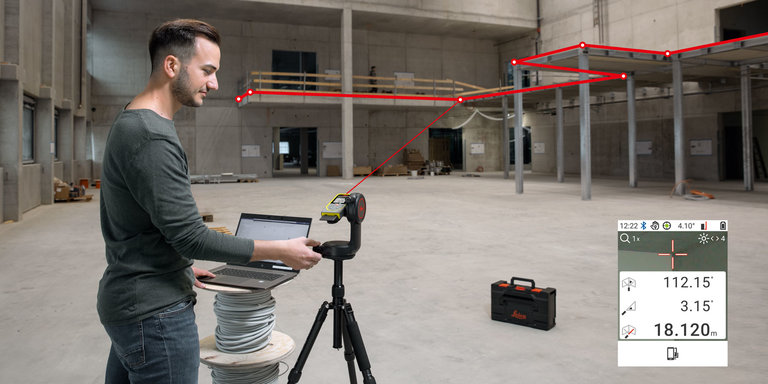 Un bărbat surprinde contururile unei balustrade cu o măsură laser Leica DISTO X6 pe un adaptor trepied Leica DST 360-X și transferă datele direct pe un laptop
