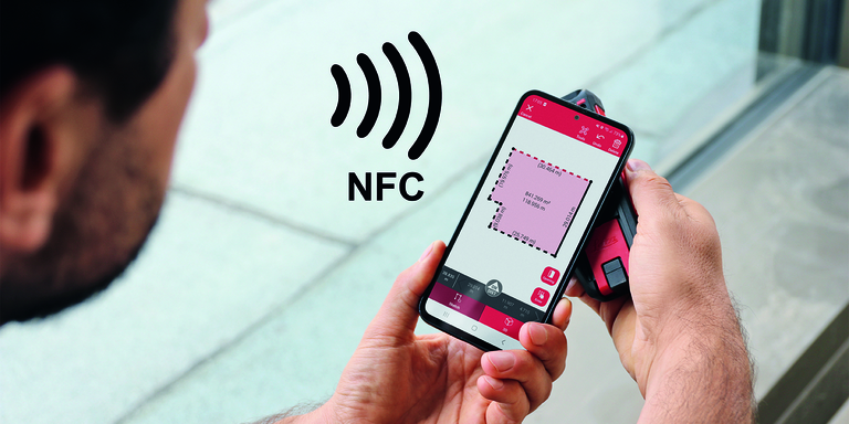 A person transfers measurement results from the Leica DISTO D2 to a smartphone with NFC.