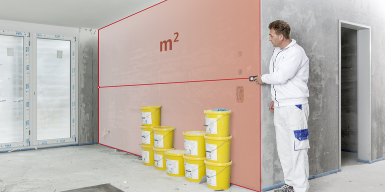 A man measures the length and area of a wall with the Leica DISTO X3. 