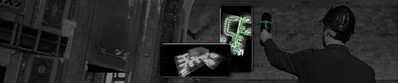 Un hombre escanea un espacio con el BLK2GO mientras su iPhone muestra los datos en la app BLK2GO Live