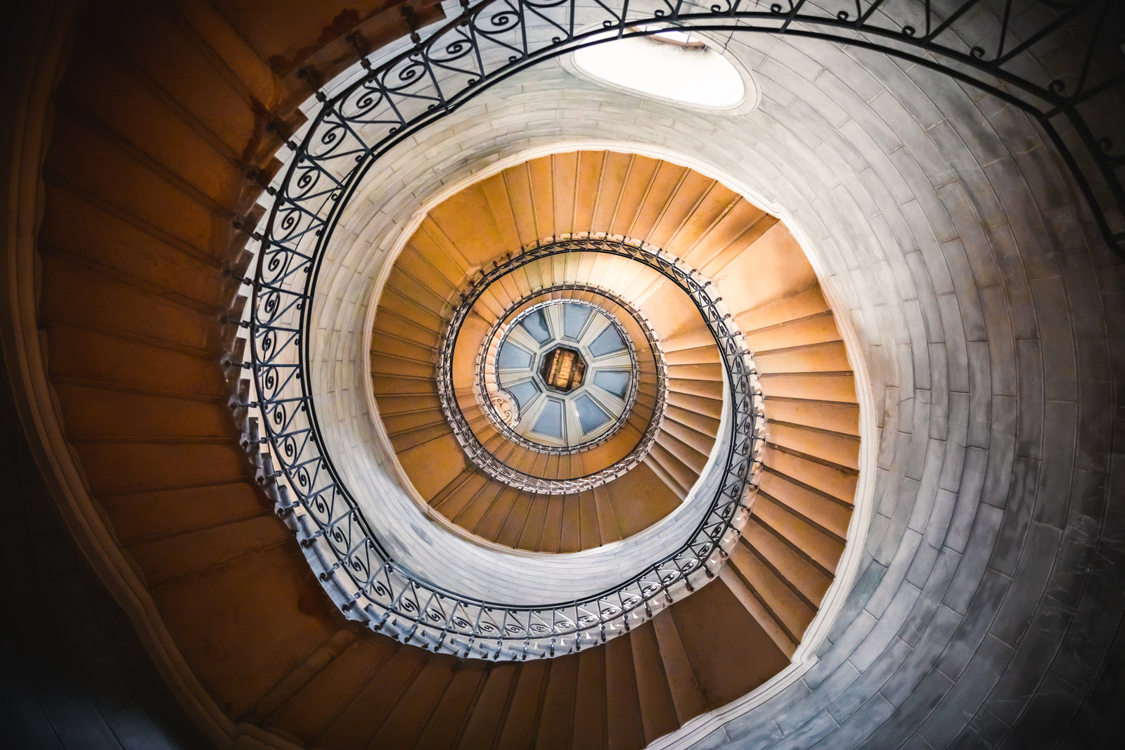 Vue en plongée d'un escalier en spirale 