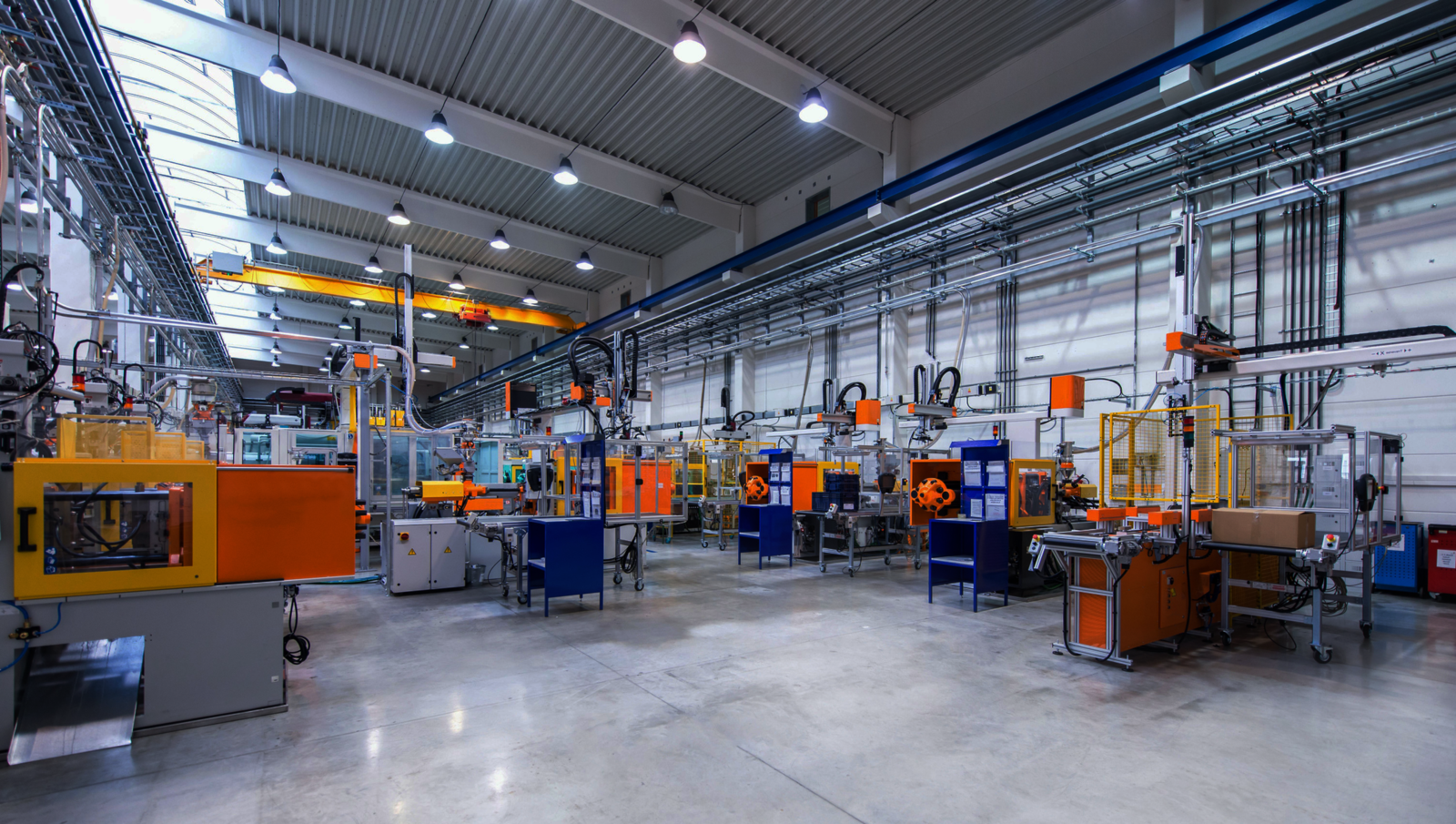 fabbrica moderna con robot e macchine che producono componenti e attrezzature industriali in plastica