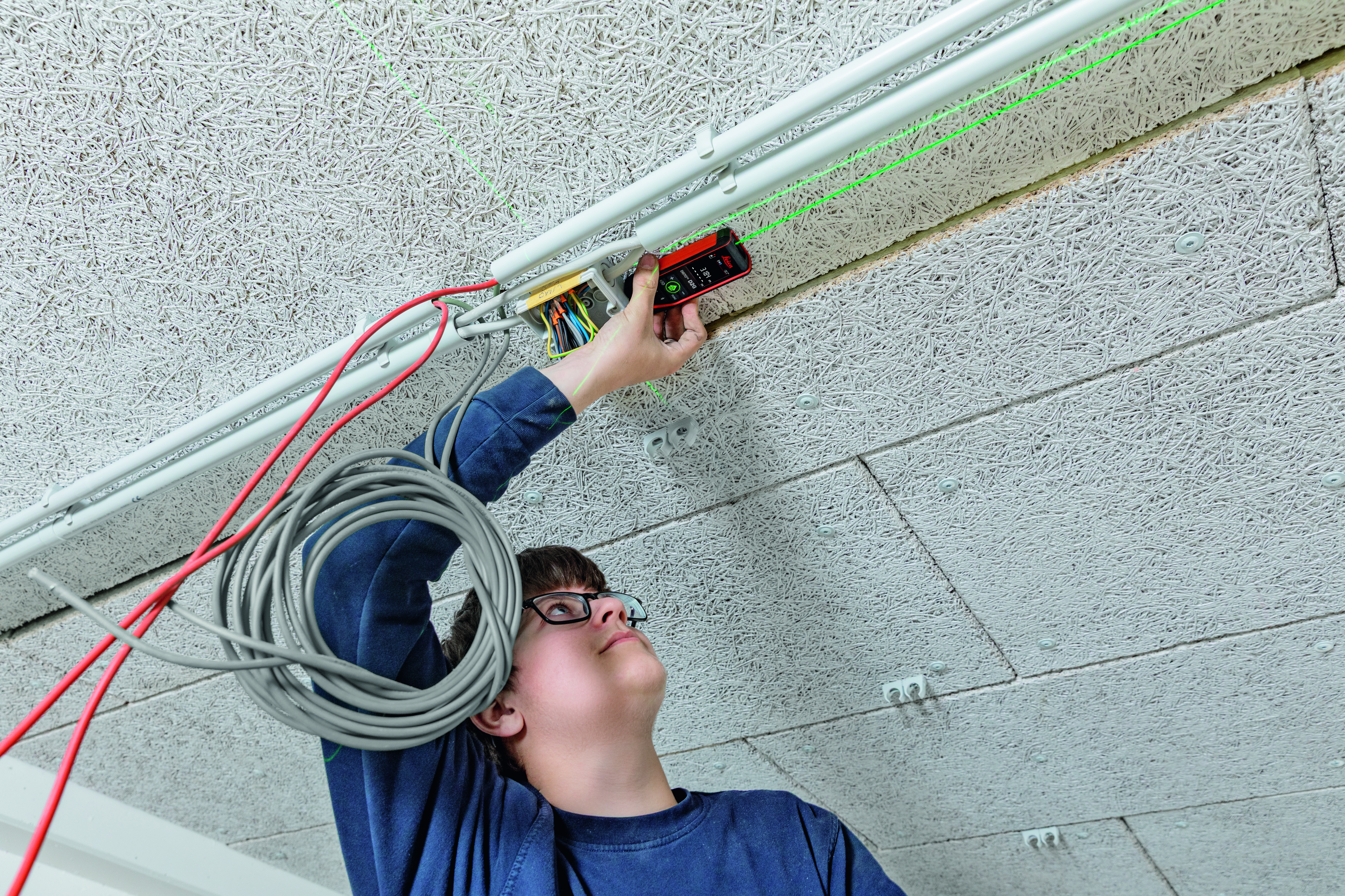 Measuring against a ceiling with Leica DISTO D2G