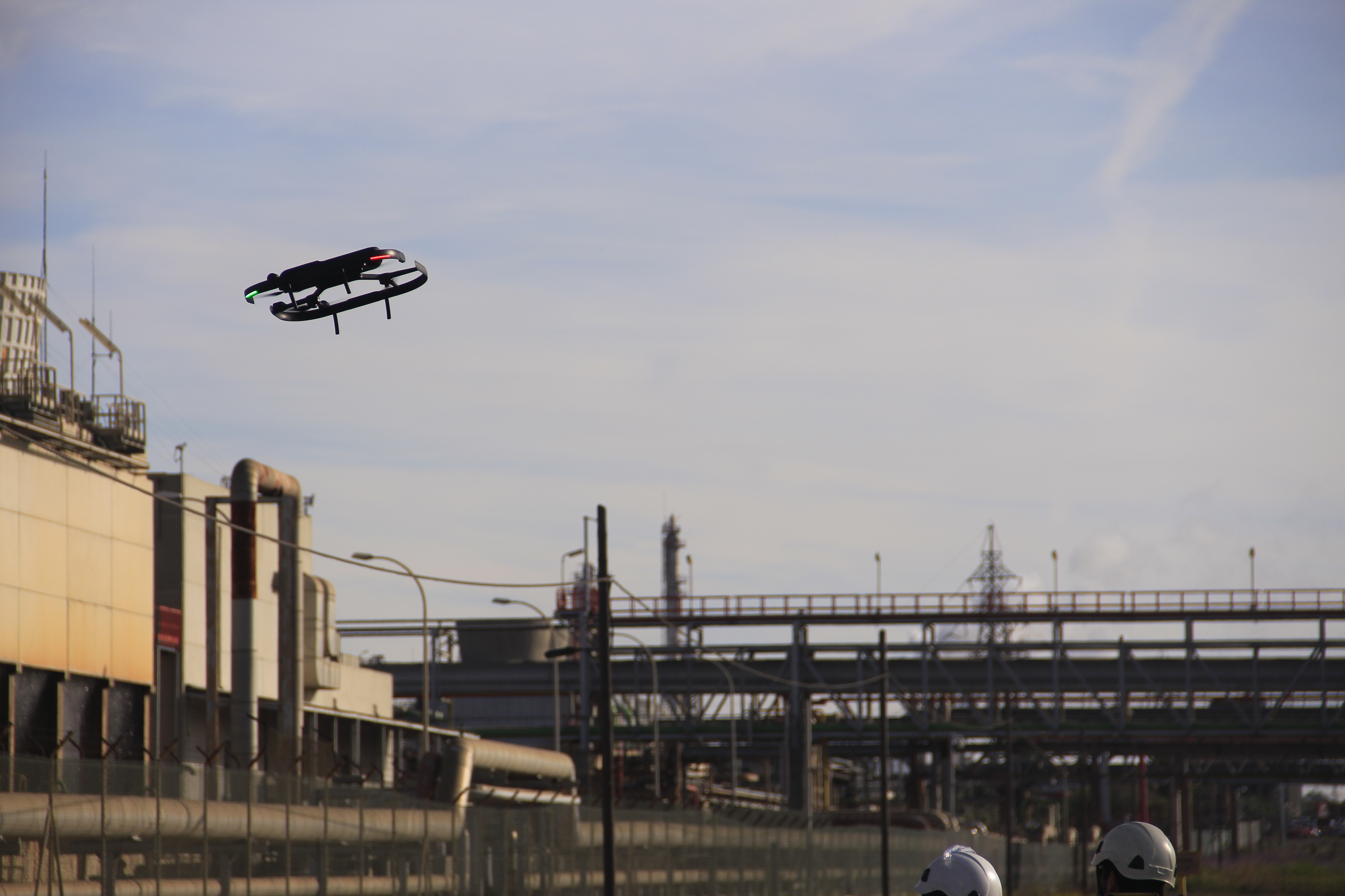 BLK2FLY en vol au-dessus d'une usine CEPSA