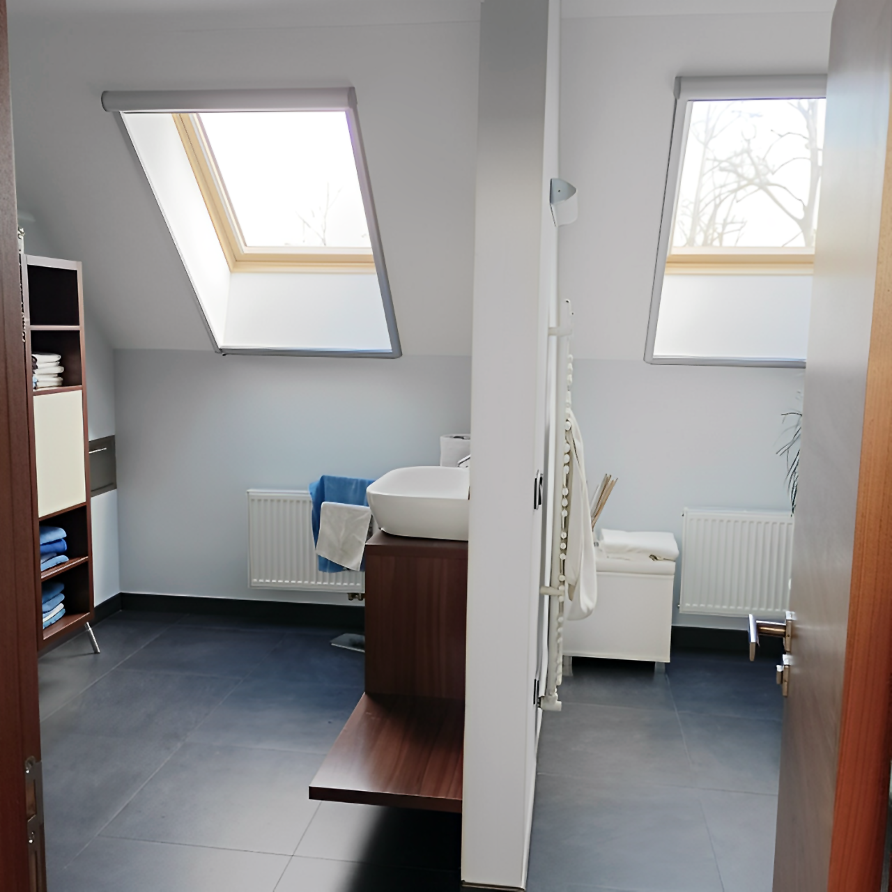 Salle de bains avec plafonds inclinés