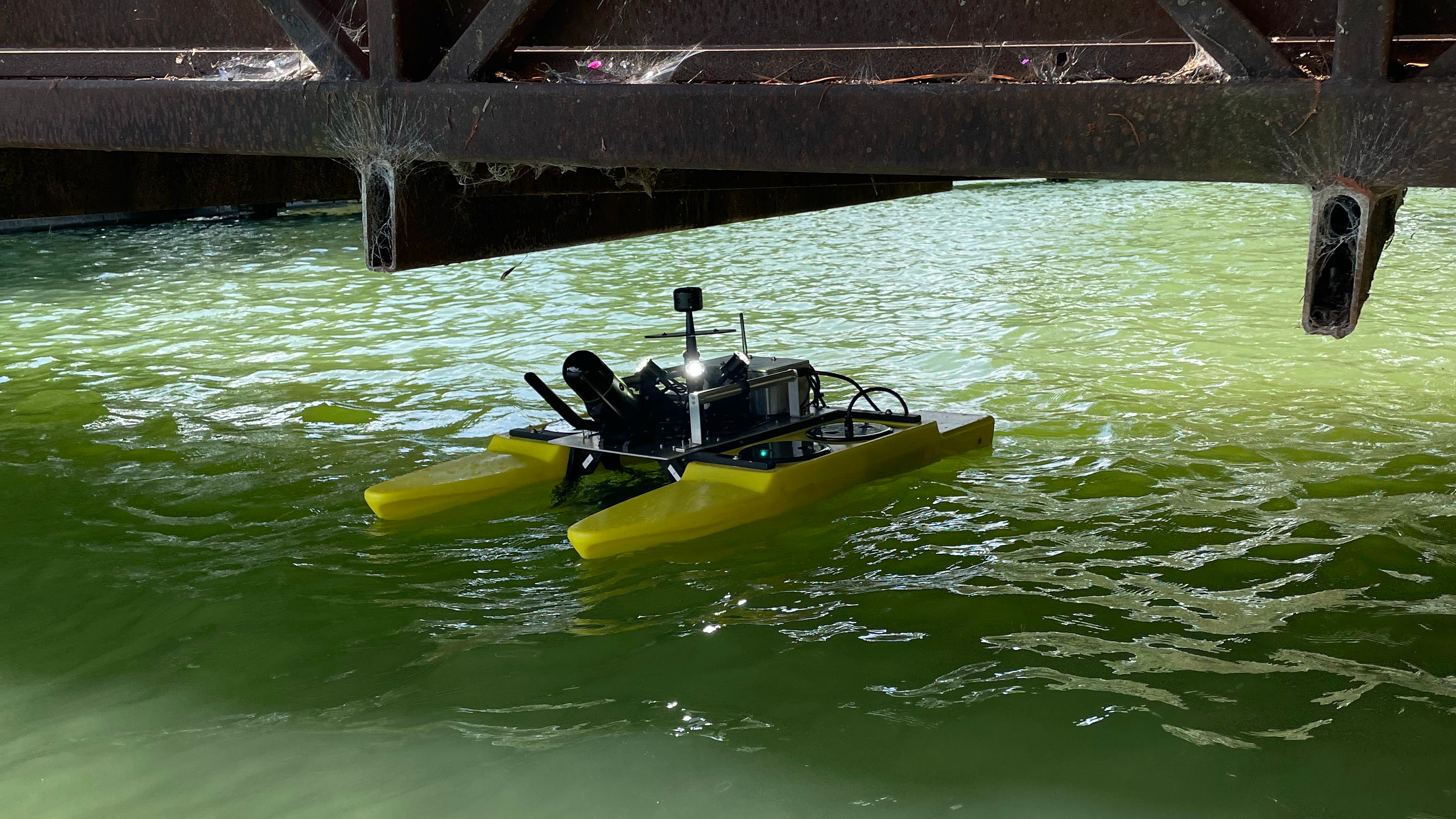 Abyss Solutions onder brug